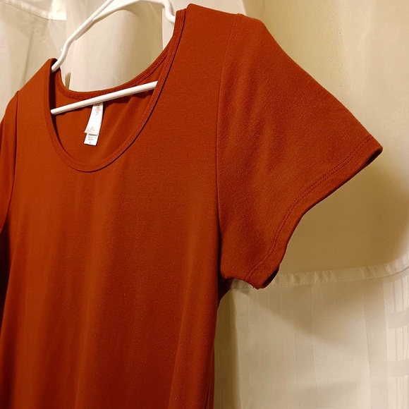 LULAROE High-Low 'Christy' T - Picture 4 of 6